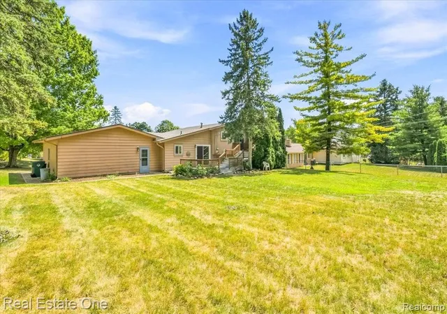Photo 3 of Sale Pending at 4805 Whitlow Blvd, Commerce Twp, MI 48382 2649 | MLS# 61023043 | Listing updated on 2026-08-25