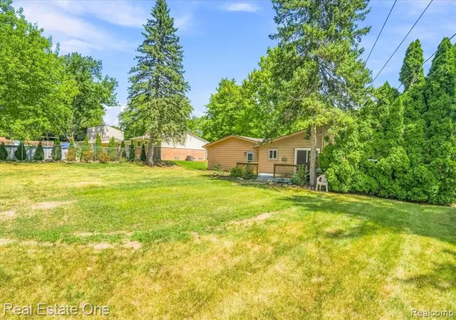 Photo 4 of Sale Pending at 4805 Whitlow Blvd, Commerce Twp, MI 48382 2649 | MLS# 61023043 | Listing updated on 2026-08-25