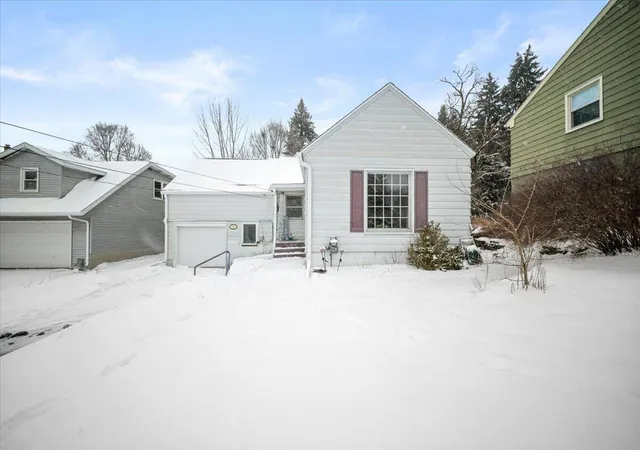 Homes for sale in Grand Rapids, MI | 911 Malta St, Grand Rapids, MI 49503 | MLS# 70509727