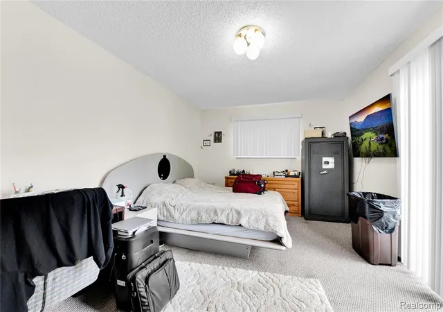 Listing Photo 2 - Condo for sale in building located at 2952 Prynne St, Keego Harbor, MI 48320 - Unit #