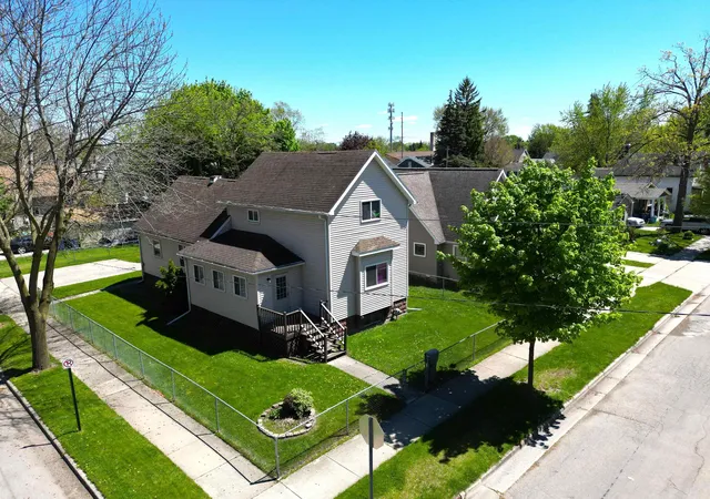 Photo 3 of Single family home for sale at 401 Stanton St, Bay City, MI 48708 | MLS# 50208014 | Listing updated on 2026-09-14