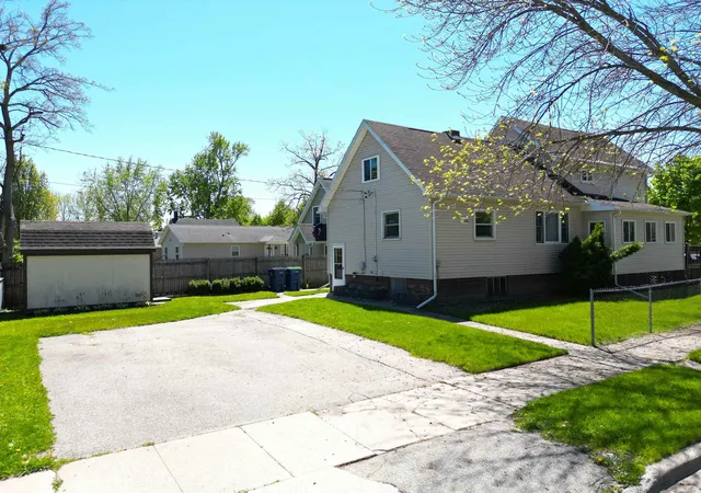 Photo 4 of Single family home for sale at 401 Stanton St, Bay City, MI 48708 | MLS# 50208014 | Listing updated on 2026-09-14