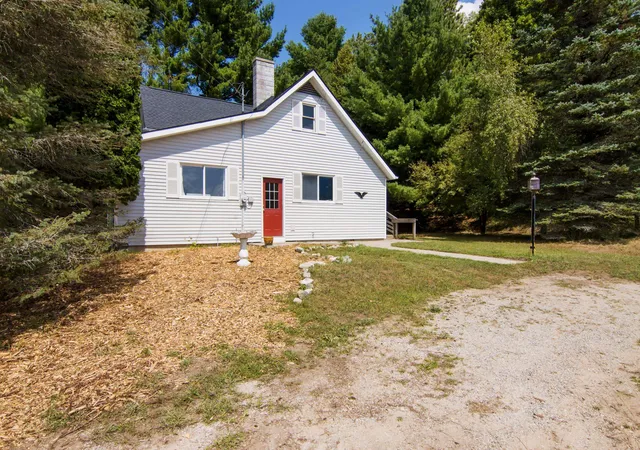 4th image of 7726 Peebles Rd, Central Lake, MI 49622 | MLS# 80072637