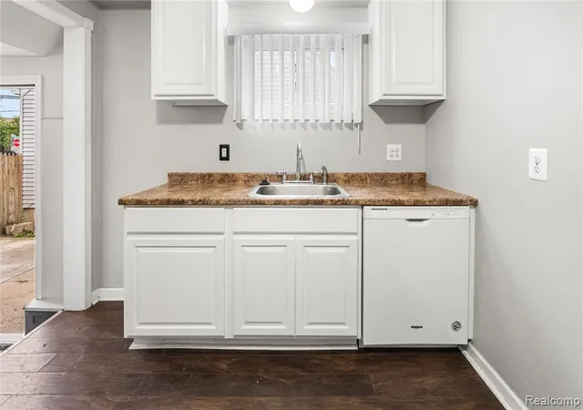 Photo 4 of Sale Pending at 29510 John J St, Roseville, MI 48066 4620 | MLS# 61008231 | Listing updated on 2026-09-05