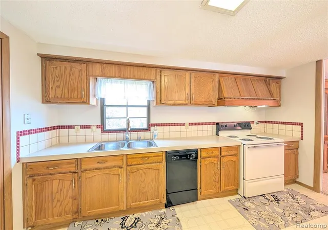 Homes for sale in Fenton, MI | 3072 E Bay Dr, Fenton, MI 48430 | MLS# 60953760