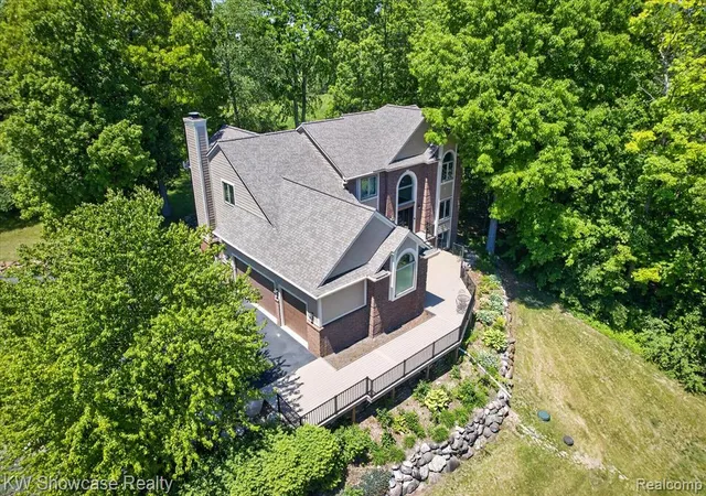 Homes for sale in White Lake, MI | 6220 Whispering Meadows Dr, White Lake, MI 48383 | MLS# 60999046
