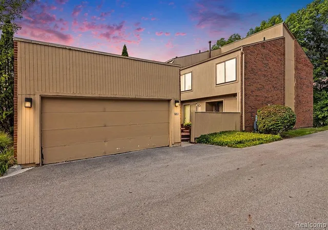 1st image of 7320 Balsam Ct, West Bloomfield, MI 48322 | MLS# 61023234