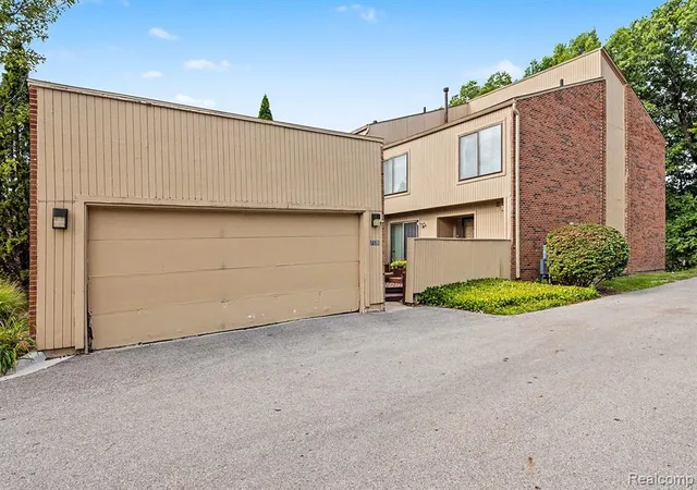 2nd image of 7320 Balsam Ct, West Bloomfield, MI 48322 | MLS# 61023234
