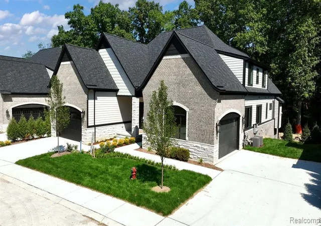 Listing Photo 2 - Condo for sale in building located at 526 Maplehill Rd, Rochester Hills, MI 48306 4317