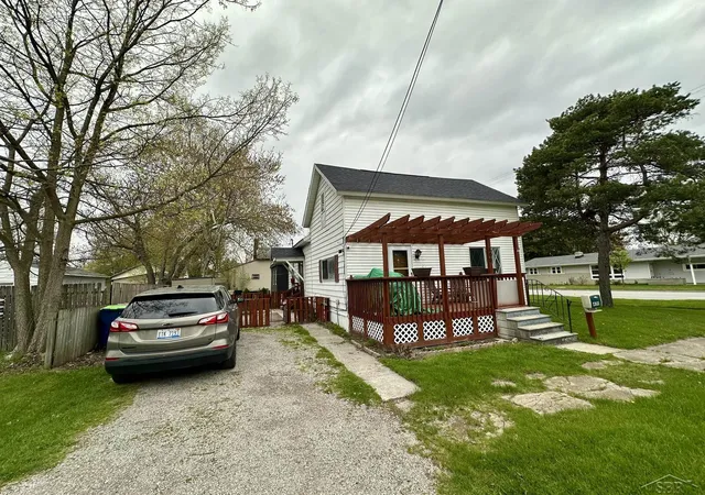 Homes for sale in Bay City, MI | 400 S Kiesel St, Bay City, MI 48706 | MLS# 50207370