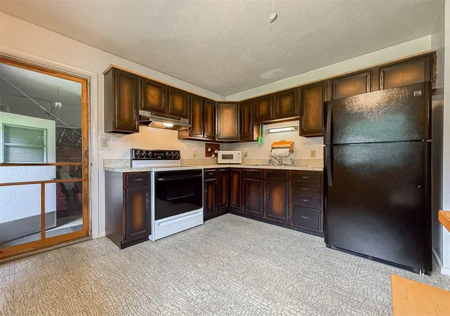 5th image of 28493 Downey St, Dowagiac, MI 49047 | MLS# 70554031
