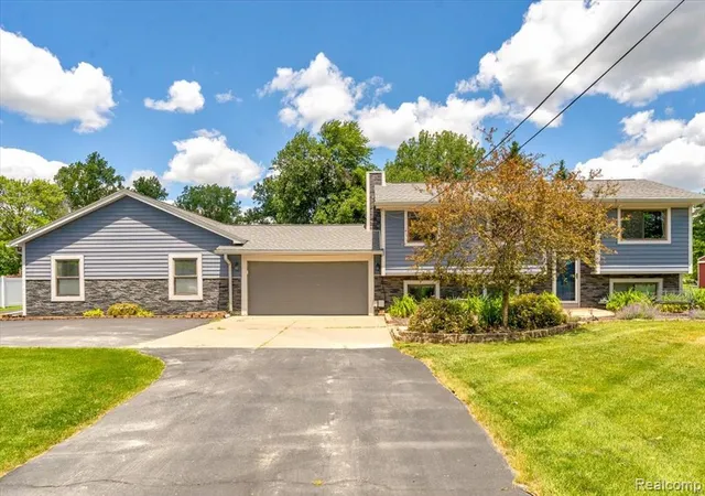 3rd image of 27520 West Rd, New Boston, MI 48164 | MLS# 60941532