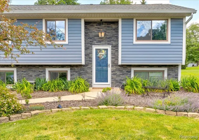 4th image of 27520 West Rd, New Boston, MI 48164 | MLS# 60941532