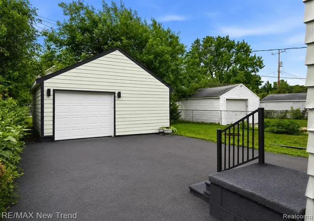 Photo 2 of Sale Pending at 1512 E Maxlow Ave, Hazel Park, MI 48030 | MLS# 61012612 | Listing updated on 2026-07-28