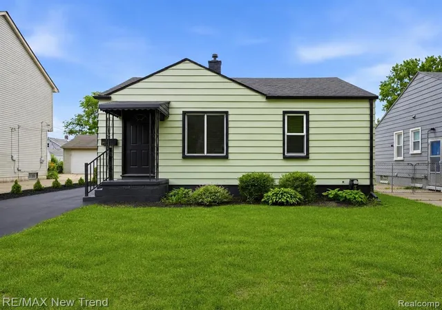 Photo 3 of Sale Pending at 1512 E Maxlow Ave, Hazel Park, MI 48030 | MLS# 61012612 | Listing updated on 2026-07-28