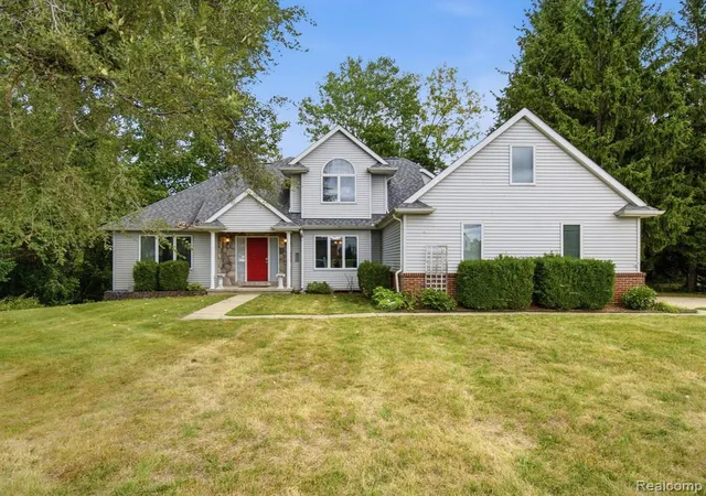 Photo 2 of Single family home for sale at 575 Lakes Edge Dr, Oxford, MI 48371 5228 | MLS# 61025147 | Listing updated on 2026-09-06