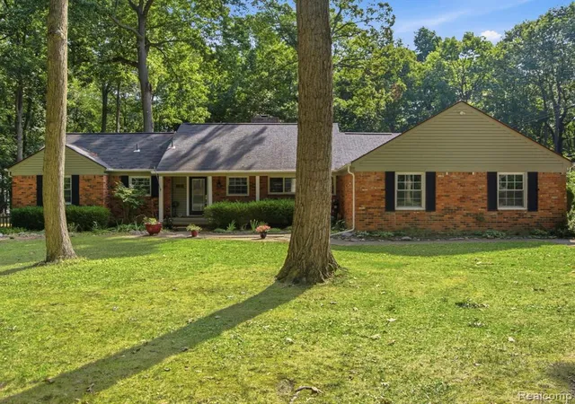 Photo 1 of Sale Pending at 2314 Ostrum Dr, Waterford, MI 48328 1827 | MLS# 61025371 | Listing updated on 2026-09-13