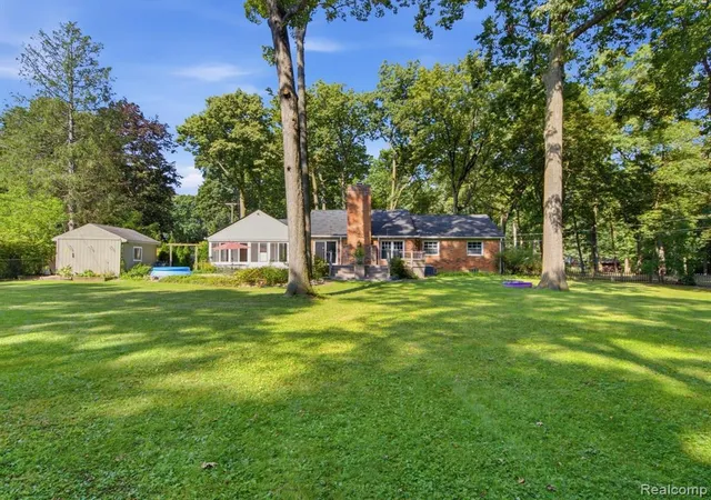 Photo 2 of Sale Pending at 2314 Ostrum Dr, Waterford, MI 48328 1827 | MLS# 61025371 | Listing updated on 2026-09-13