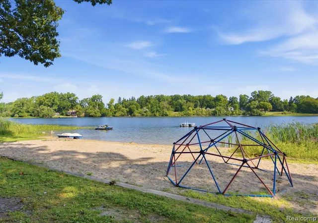 Photo 3 of Sale Pending at 2314 Ostrum Dr, Waterford, MI 48328 1827 | MLS# 61025371 | Listing updated on 2026-09-13