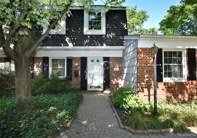 2nd image of 4663 Mill Pond Dr, Troy, MI 48085 | MLS# 61018670