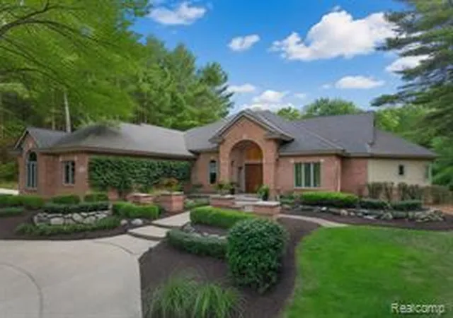 Homes for sale in Fenton, MI | 12172 Woodline Dr, Fenton, MI 48430 | MLS# 61009826