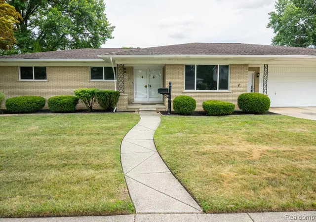 Photo 2 of Single family home for sale at 32400 Northampton Dr, Warren, MI 48093 | MLS# 61019370 | Listing updated on 2026-08-26