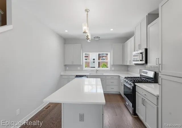 Listing Photo 3 - Condo for sale in building located at 25550 Grandview Ln, Novi, MI 48375 1866 - Unit #39