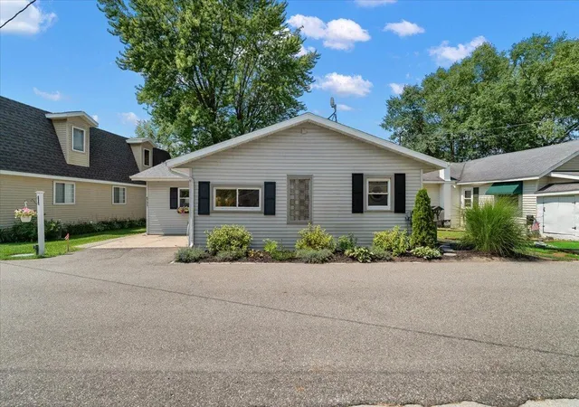 Photo 3 of Single family home for sale at 6731 Campau Lake Dr, Alto, MI 49302 | MLS# 70551071 | Listing updated on 2026-09-15