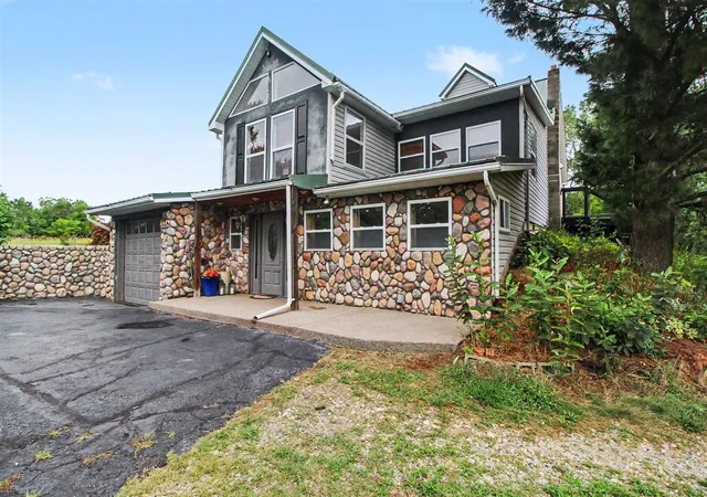 Photo 3 of Single family home for sale at 123 S Freer Rd, Chelsea, MI 48118 | MLS# 70554270 | Listing updated on 2026-09-17