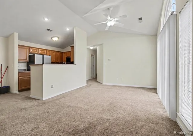 4th image of 20006 Hidden Oaks Dr, Trenton, MI 48183 | MLS# 60977445