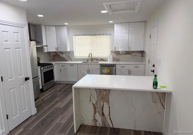 Photo 2 of Sale Pending at 10100 Saratoga St, Oak Park, MI 48237 | MLS# 61015951 | Listing updated on 2026-08-20