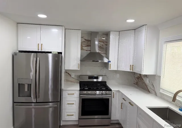 Photo 3 of Sale Pending at 10100 Saratoga St, Oak Park, MI 48237 | MLS# 61015951 | Listing updated on 2026-08-20