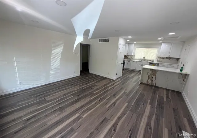 Photo 4 of Sale Pending at 10100 Saratoga St, Oak Park, MI 48237 | MLS# 61015951 | Listing updated on 2026-08-20