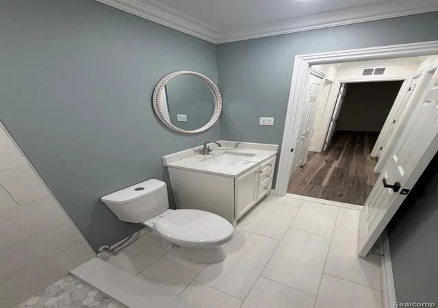 Photo 5 of Sale Pending at 10100 Saratoga St, Oak Park, MI 48237 | MLS# 61015951 | Listing updated on 2026-08-20