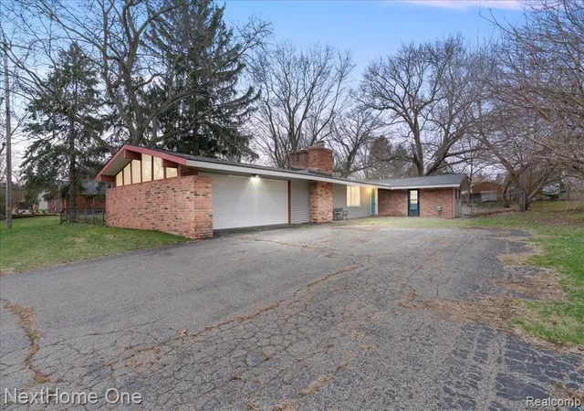 Homes for sale in Fenton, MI | 1014 S Adelaide St, Fenton, MI 48430 2238 | MLS# 60981492