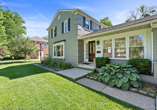 2nd image of 615 Lakepointe St, Grosse Pointe Park, MI 48230 | MLS# 61003376