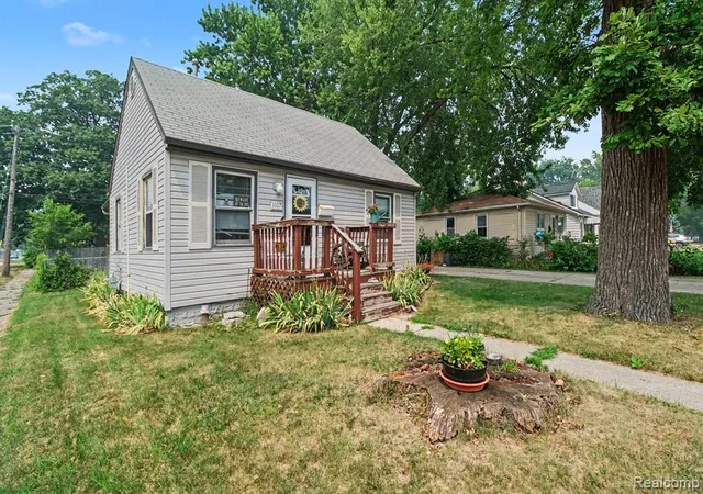 Photo 2 of Single family home for sale at 1107 E Hayes Ave, Hazel Park, MI 48030 2620 | MLS# 61012968 | Listing updated on 2026-08-28