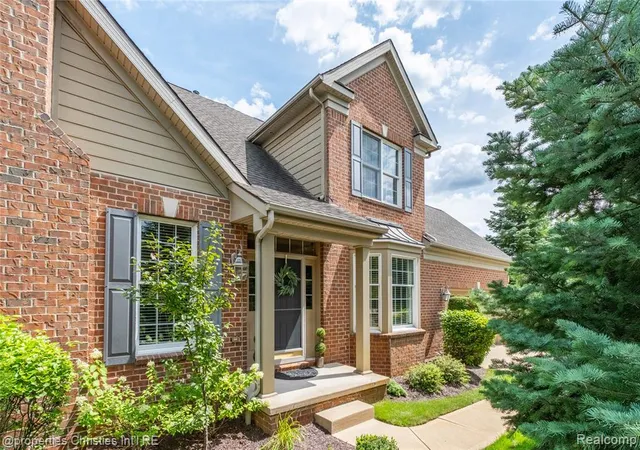 Listing Photo 4 - Condo for sale in building located at 45042 Broadmoor Cir, Northville, MI 48168