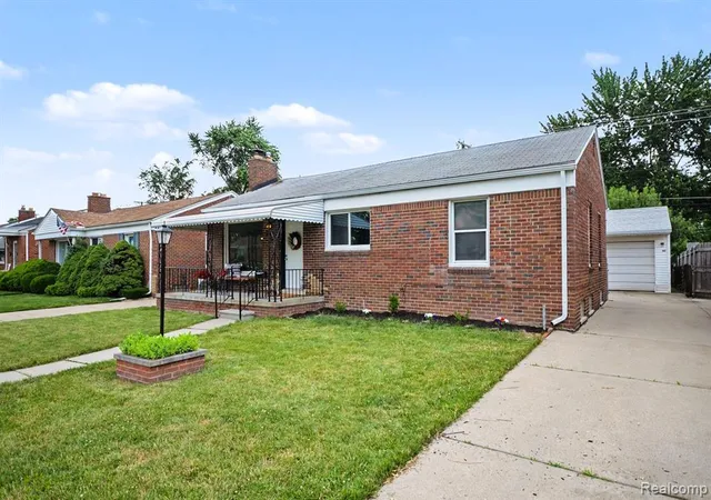 3rd image of 21701 Sunnyside St, Saint Clair Shores, MI 48080 | MLS# 61005867