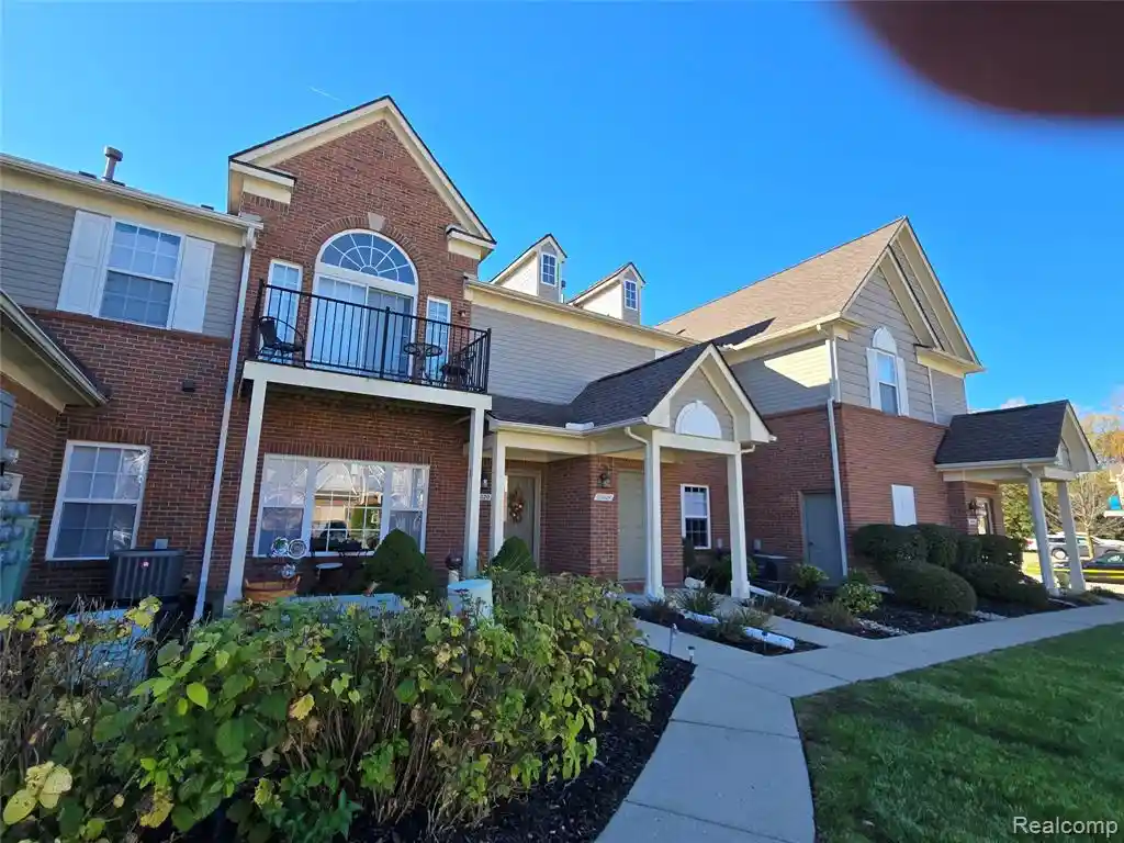 Listing Photo 1 - Condo for sale in 20024 Hidden Oaks Dr located at 20024 Hidden Oaks Dr, Trenton, MI 48183 - Unit 20024 Hidden Oaks Dr