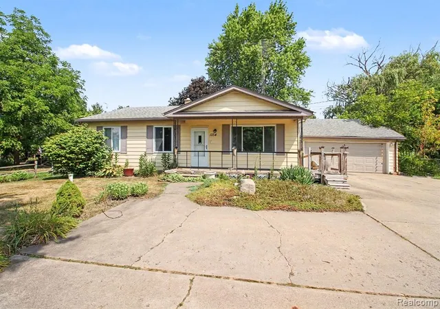 Photo 2 of Sale Pending at 1254 W Grand Blanc Rd, Grand Blanc, MI 48439 | MLS# 61017409 | Listing updated on 2026-09-13