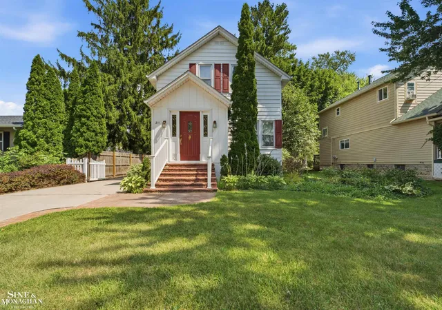 Photo 1 of Sale Pending at 211 S Tenth St St, Saint Clair, MI 48079 | MLS# 50219838 | Listing updated on 2026-09-11