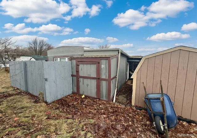 28th image of 277 Glengarry Ct W, Highland, MI 48357 | MLS# 60971117