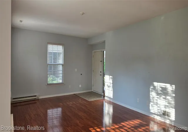 4th image of 1976 Pinecroft Dr #194, Canton, MI 48188 | MLS# 61009544