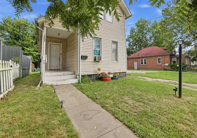 Photo 3 of Single family home for sale at 1207 E Vine St, Kalamazoo, MI 49001 | MLS# 70555345 | Listing updated on 2026-09-01