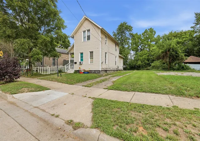 Photo 3 of Single family home for sale at 1207 E Vine St, Kalamazoo, MI 49001 | MLS# 70555345 | Listing updated on 2026-09-01