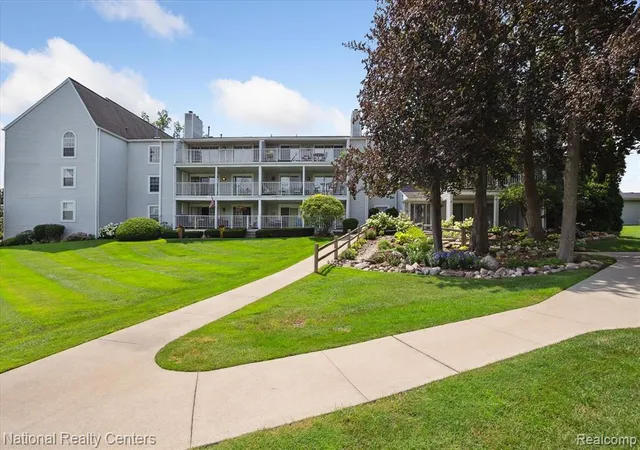 Homes for sale in Waterford, MI | 3559 Port Cove Dr #17, Waterford, MI 48328 | MLS# 60918361