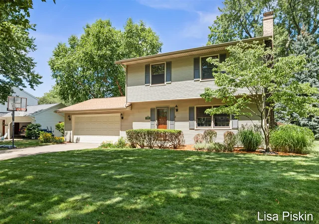 Photo 2 of Single family home for sale at 2509 Argus Dr, Grand Rapids, MI 49546 | MLS# 70549300 | Listing updated on 2026-08-02