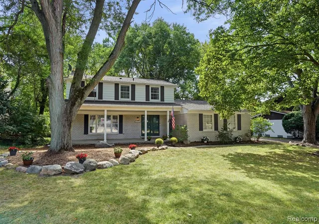 Photo 2 of Single family home for sale at 30954 Oak Valley Dr, Farmington Hills, MI 48331 1418 | MLS# 61025258 | Listing updated on 2026-08-28