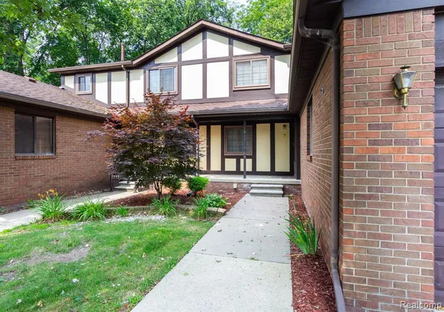 Photo 3 of Sale Pending at 7 Parkplace #7, Allen Park, MI 48101 1494 | MLS# 61013689 | Listing updated on 2026-09-18
